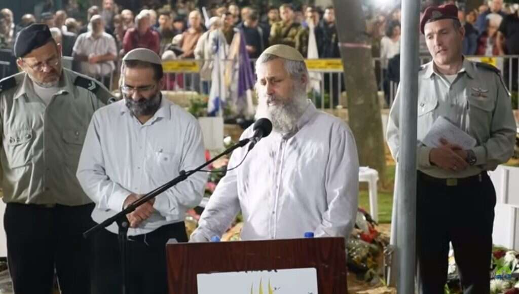 הרב תמיר גרנות סופד לבנו, אמתי הי"ד, שנפל בקרב בעזה. | מסך מתוך ערוץ היוטיוב של ישיבת אורות שאול