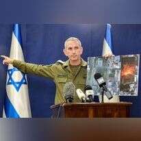 דובר צה"ל תא"ל דניאל הגרי מתדרך כתבים זרים על הפיצוץ בבית החולים בעזה. | AFP