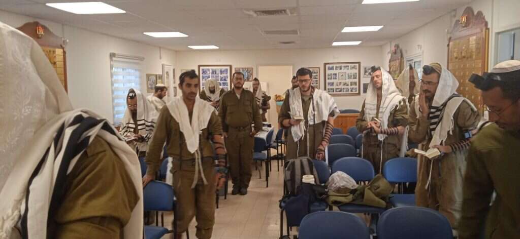 התפילה בבית הכנסת בבארי התפילה בבית הכנסת בבארי