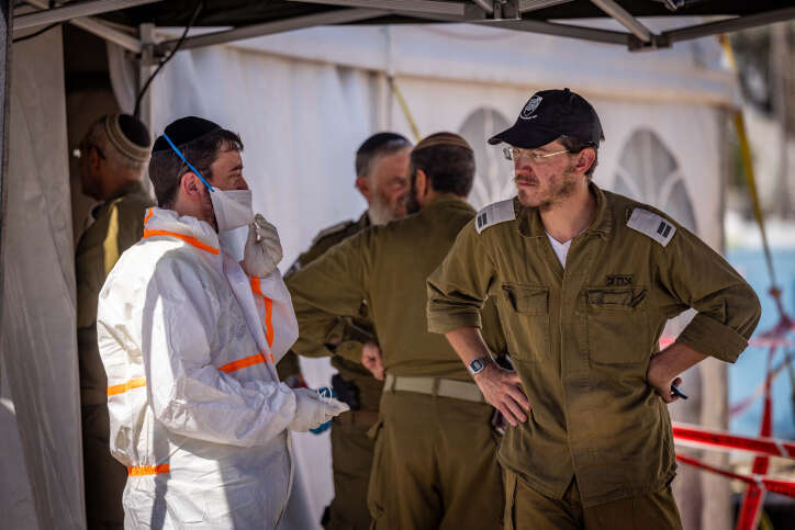 חיילים ואנשי זק"א במחנה שורה. | נתי שוחט, פלאש 90