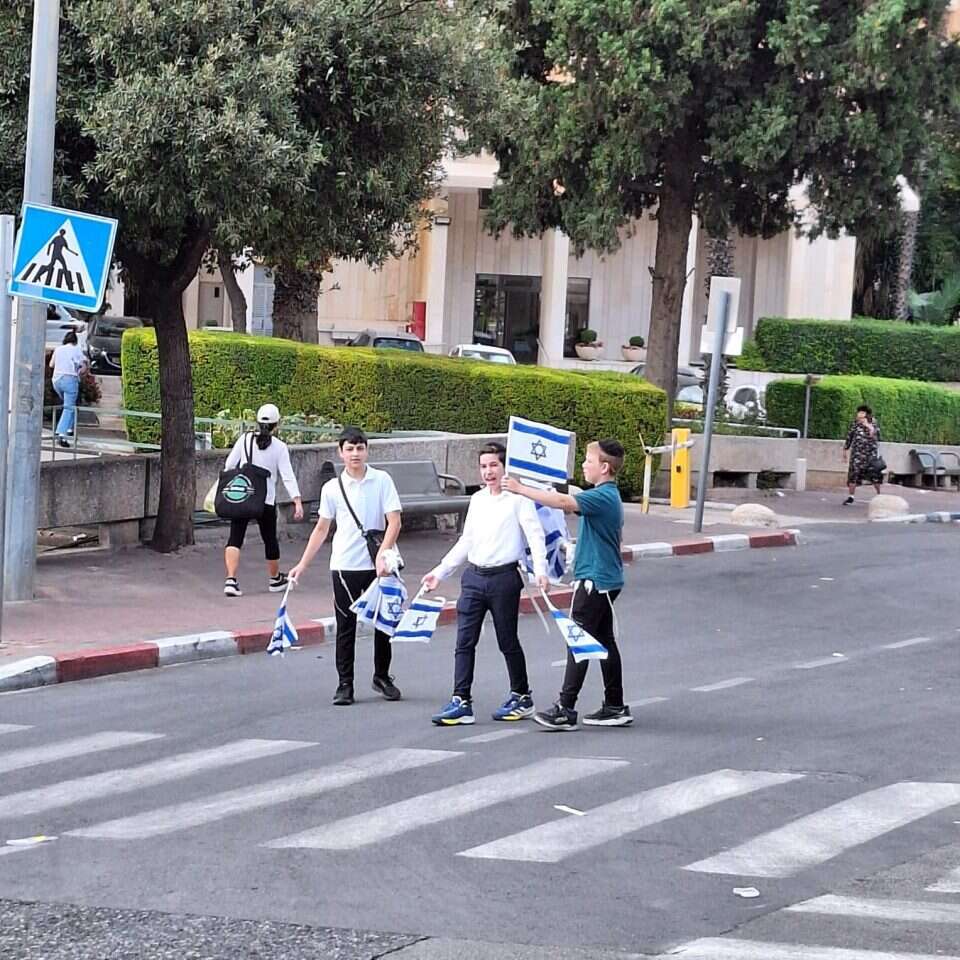 מחלקים דגלי ישראל בשכונת שערי חסד בירושלים