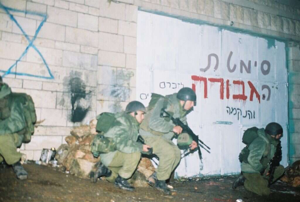 כמו אביו, אליקים חילץ נפגעים תחת אש. הקרב בסמטת המתפללים בקריית־ארבע, 2002. | מרים צחי