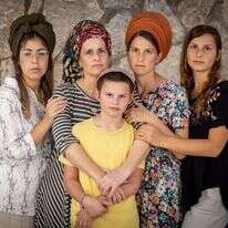 "מתפללים שהשם ירחם עלינו". מימין לשמאל: אושרה, אמונה, אביחי, אבישג וצופית. | אריק סולטן