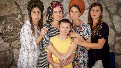 "מתפללים שהשם ירחם עלינו". מימין לשמאל: אושרה, אמונה, אביחי, אבישג וצופית. | אריק סולטן