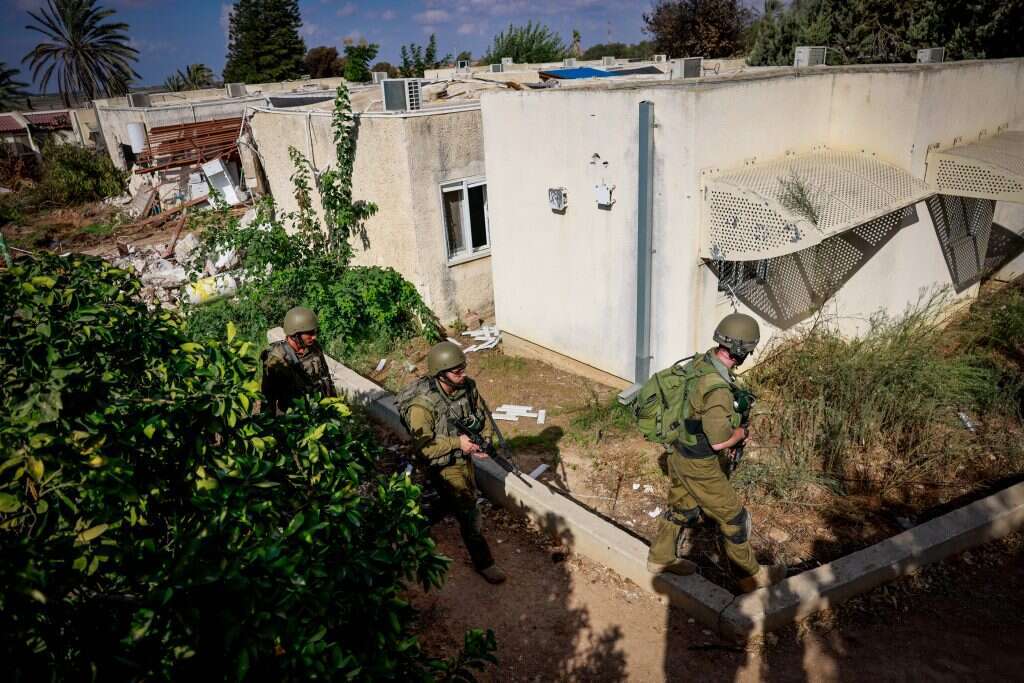 "המהלך המבצעי של חמאס היה מדהים לצערי הרב". לוחמים בכפר־עזה, השבוע. | חיים גולדברג, פלאש 90