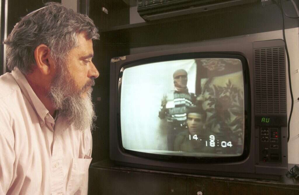 מאמץ מודיעיני הביא לאיתור הדירה ומשימת החילוץ הוטלה על סיירת מטכ"ל. יהודה וקסמן אביו של נחשון, צופה בקלטת החטיפה. | יוסי זמיר, פלאש 90