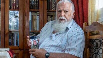 הרב בני קלמנזון עם תמונת בנו אלחנן ז"ל. | יוסי אלוני