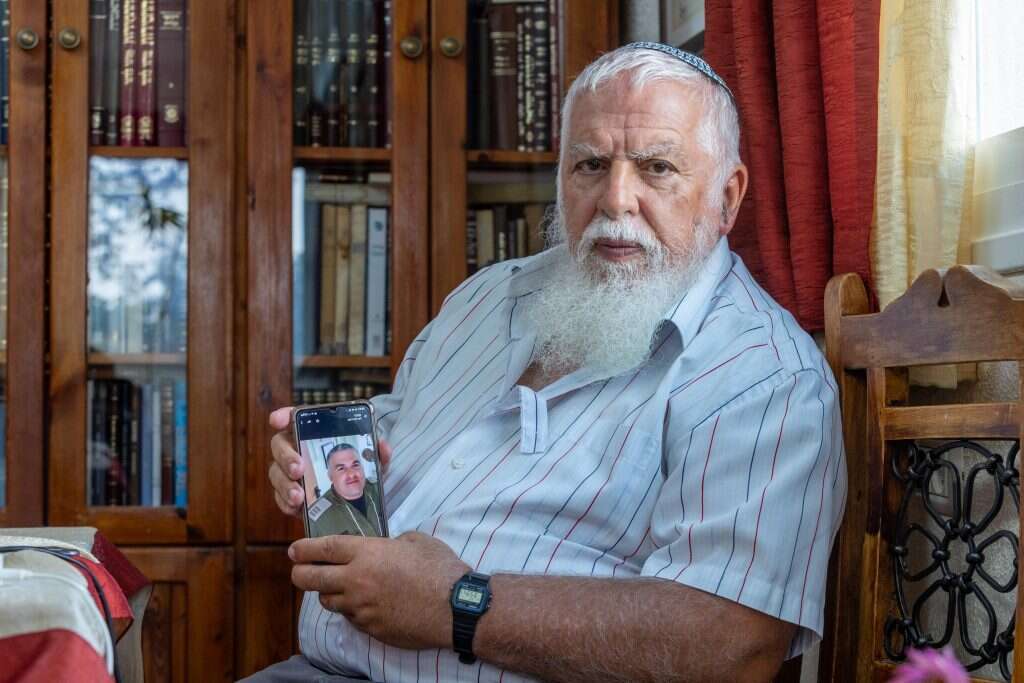 הרב בני קלמנזון עם תמונת בנו אלחנן ז"ל. | יוסי אלוני הרב בני קלמנזון עם תמונת בנו אלחנן ז"ל. | יוסי אלוני