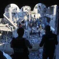 פלסטינים ברפיח אחרי תקיפה של חיל האוויר. | AFP