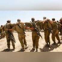 חיילים מתחבקים. | מרים אלסטר, פלאש 90