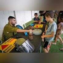 ילדים בביקור בבסיס צבאי לציון חמישים שנה למלחמת יום כיפור. | מיכאל גלעדי, פלאש 90