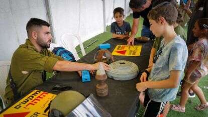 ילדים בביקור בבסיס צבאי לציון חמישים שנה למלחמת יום כיפור. | מיכאל גלעדי, פלאש 90 ילדים בביקור בבסיס צבאי לציון חמישים שנה למלחמת יום כיפור. | מיכאל גלעדי, פלאש 90
