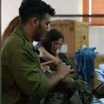 הרכבת אפודים קרמיים. | מסף מתוך סרטון של דו"צ