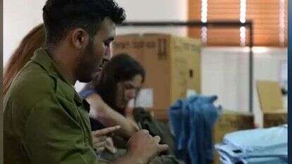 הרכבת אפודים קרמיים. | מסף מתוך סרטון של דו"צ