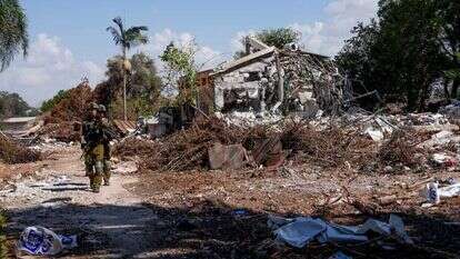 כשאור קטן מפציע, אורות נוספים נמשכים אליו. קיבוץ בארי, השבוע. | יניב נדב, פלאש 90