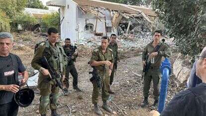 ברק חירם בתדרוך בקיבוץ בארי שבו לחם ב-7 באוקטובר, כשבועיים לאחר הטבח. | חגי סגל