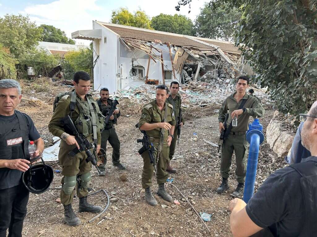 ברק חירם בתדרוך בקיבוץ בארי שבו לחם ב-7 באוקטובר, כשבועיים לאחר הטבח. | חגי סגל ברק חירם בתדרוך בקיבוץ בארי שבו לחם ב-7 באוקטובר, כשבועיים לאחר הטבח. | חגי סגל