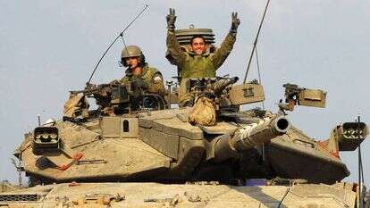 חיילים שריון בעופרת יצוקה. | שאטרסטוק