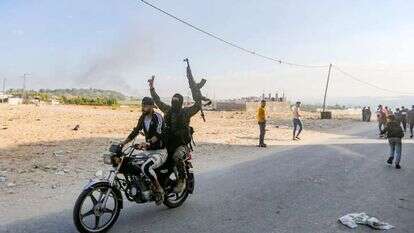 מחבלי חמאס עוברים את מעבר ארז בדרך לעוטף עזה. | עטיה מוחמד, פלאש 90