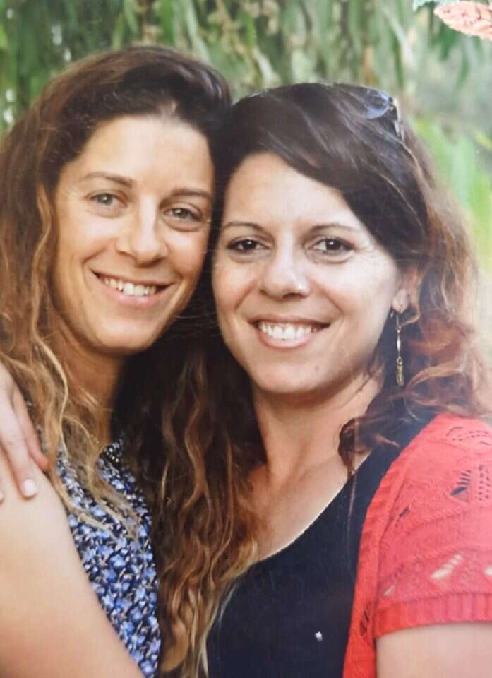 מימין: שרה בן־יצחק ומיקה מנדל.