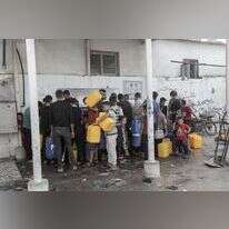 תושבי חאן־יונס בתור למים , ביום שלישי. | אי.פי.איי