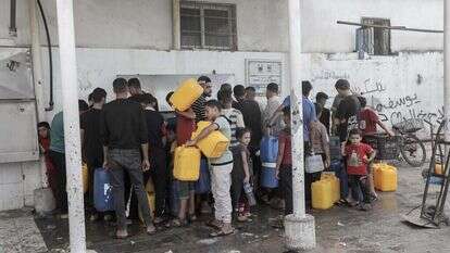 תושבי חאן־יונס בתור למים , ביום שלישי. | אי.פי.איי