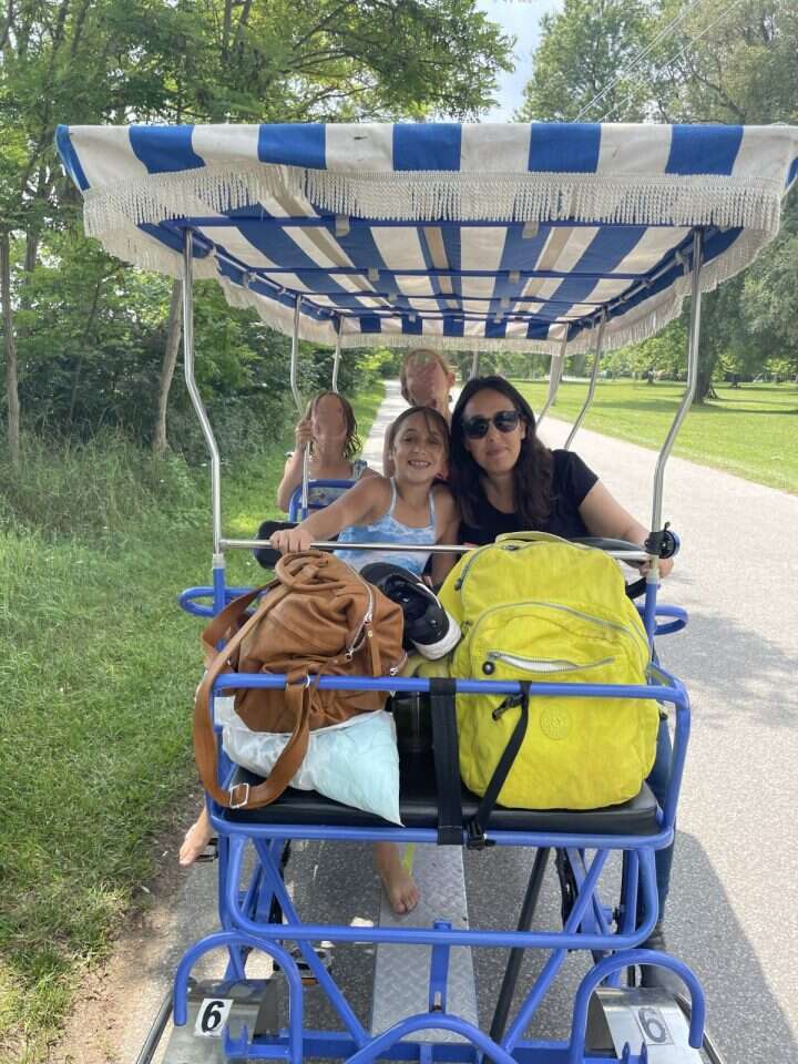 מימין: אשתו הגר ובתו עופרי. | באדיבות המשפחה