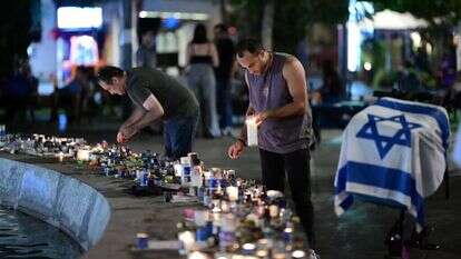 מתאספים ומדליקים נרות בכיכר דיזינגוף לזכר הקורבנות שנרצחו על ידי החמאס. | תומר נויברג/פלאש90