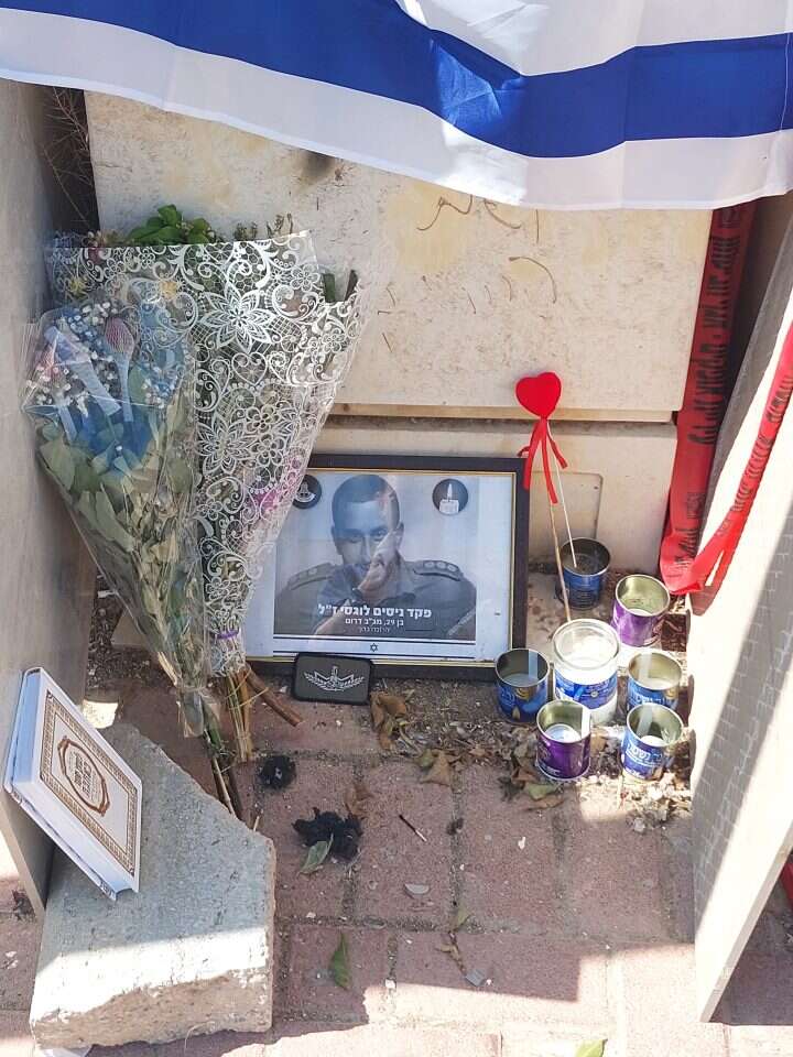 פינת זיכרון לשוטר ניסים לוגסי ז"ל, שהוקמה סמוך לבית. | אלישיב רייכנר