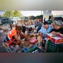 אריזת חבילות עבור חיילים ותושבים מפונים. | חיים גולדברג, פלאש 90 אריזת חבילות עבור חיילים ותושבים מפונים. | חיים גולדברג, פלאש 90