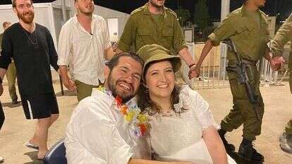 הדר ואוריאל במסיבת החתונה בבסיס. | שילה מנוביץ' הדר ואוריאל במסיבת החתונה בבסיס. | שילה מנוביץ'