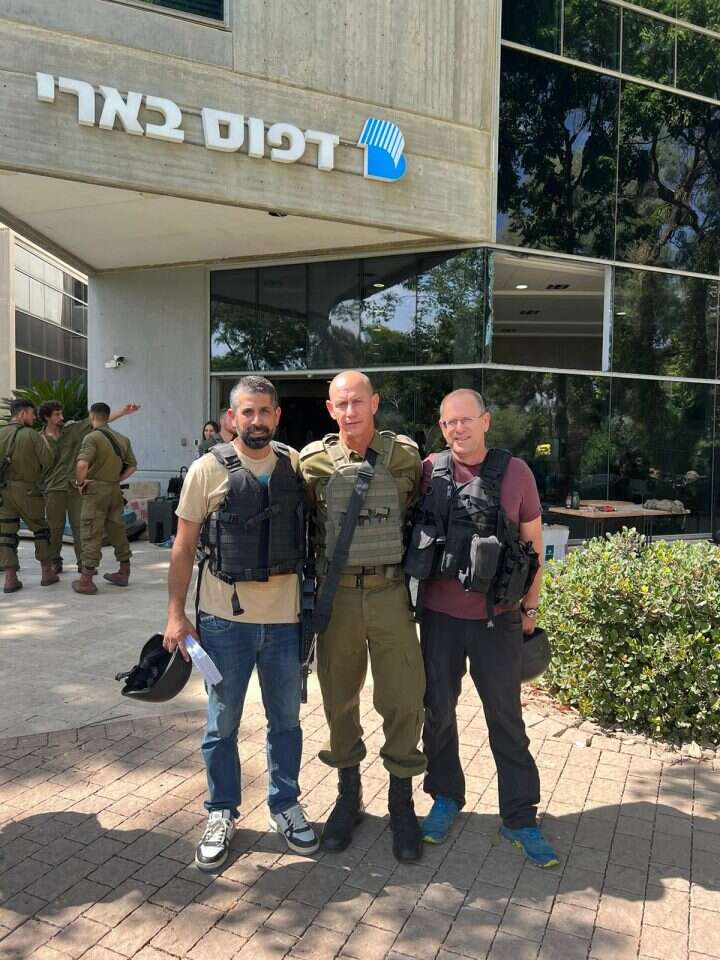 המנכ"ל בן סוכמן (ראשון משמאל) בפתיחת המפעל. | באדיבות בן סוכמן