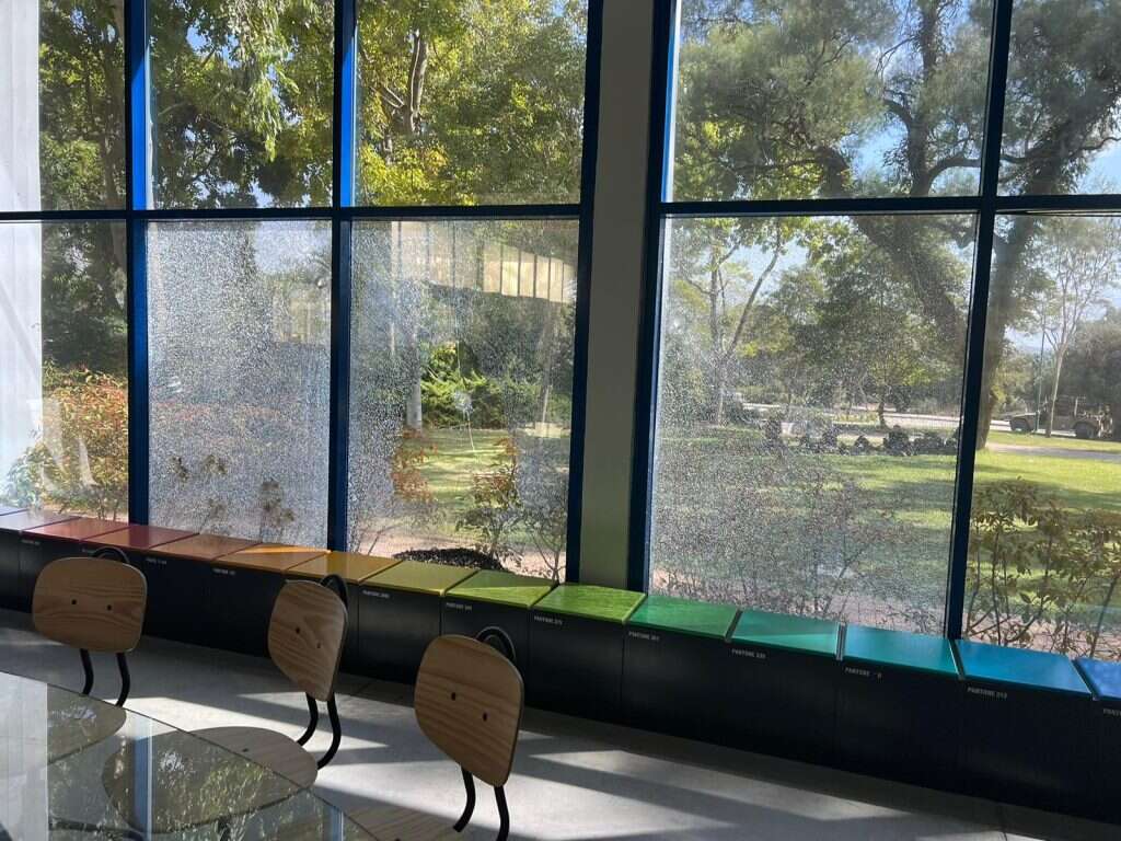 ומכונות הדפוס שחזרו לעבוד. | בן סוכמן