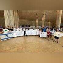 הקבוצה שקיבלה את פני קני ואליסה רימון בשדה התעופה. | דוד שלכט