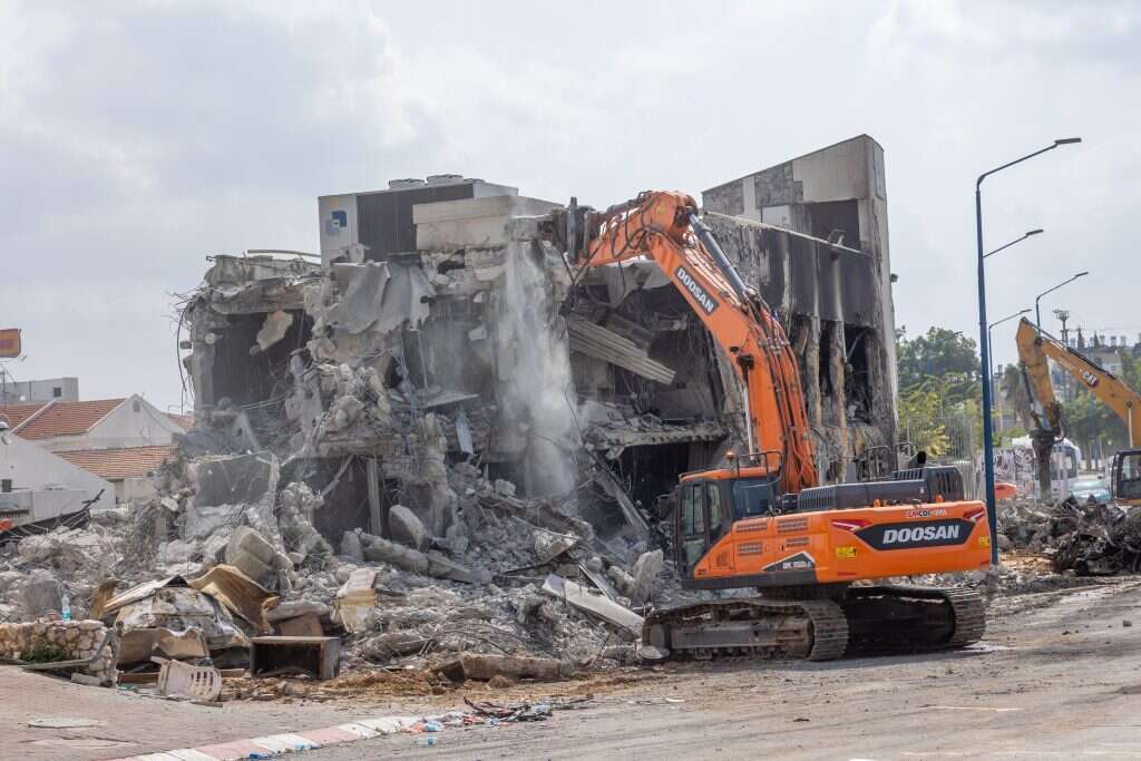 פינוי הריסות תחנת המשטרה בשדרות. | יוסי אלוני