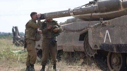 חיילי צה"ל מחוץ לרצועת עזה. | EPA חיילי צה"ל מחוץ לרצועת עזה. | EPA