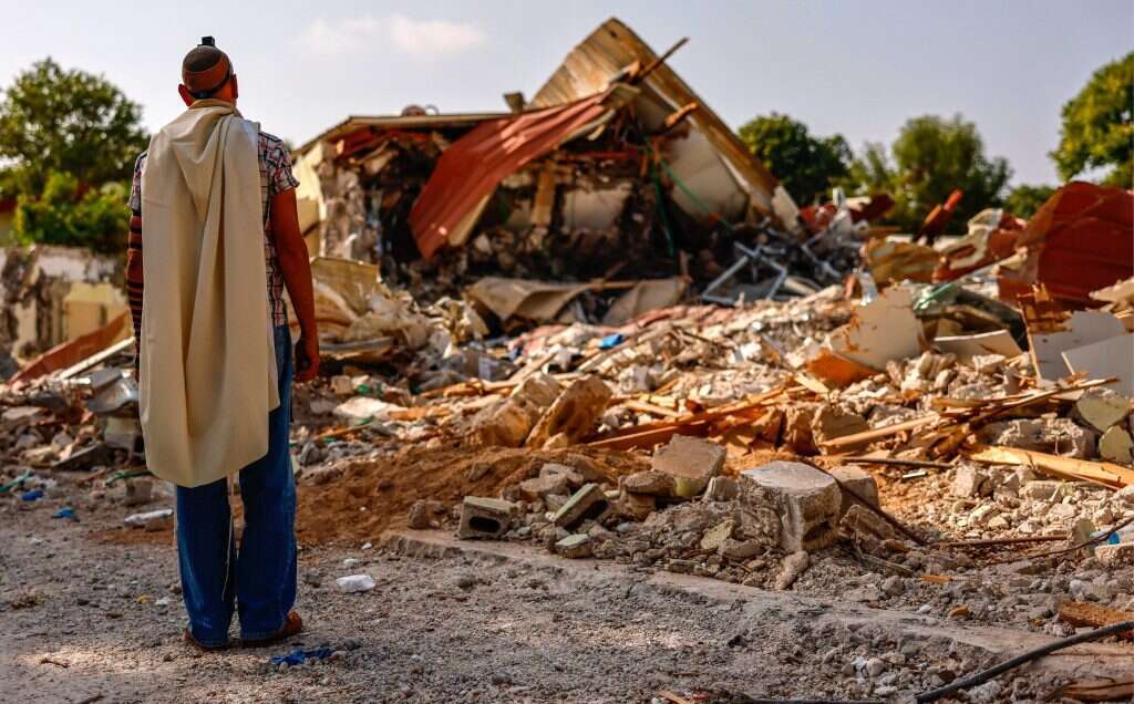 קיבוץ בארי, שבועיים לאחר מתקפת חמאס בשמחת תורה. | EPA קיבוץ בארי, שבועיים לאחר מתקפת חמאס בשמחת תורה. | EPA