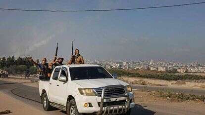 מחבלי חמאס על טנדרים לפני הפריצה ליישובי הדרום. 7 באוקטובר 2023. | AFP