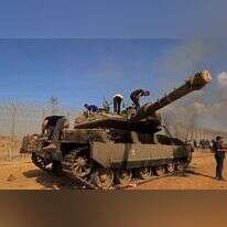 מחבלי חמאס משתלטים על טנק צה"ל לאחר שהרגו וחטפו את חייליו בעת פריצת גדר הגבול עם ישראל ברצועת עזה. 7 באוקטובר 2023. | AFP