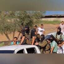 מחבלי חמאס חמושים חודרים לישראל ברכבים לפני חטיפתם ורציחתם של מאות אזרחי וחיילים ישראל. 7 באוקטובר 2023. | AFP