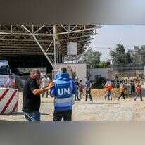 שליחים מהאו"ם בודקים במעבר רפיח את המשאיות שהועברו לעזה. | מוחמד עטייה, פלאש 90