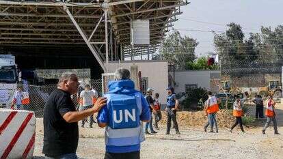 שליחים מהאו"ם בודקים במעבר רפיח את המשאיות שהועברו לעזה. | מוחמד עטייה, פלאש 90