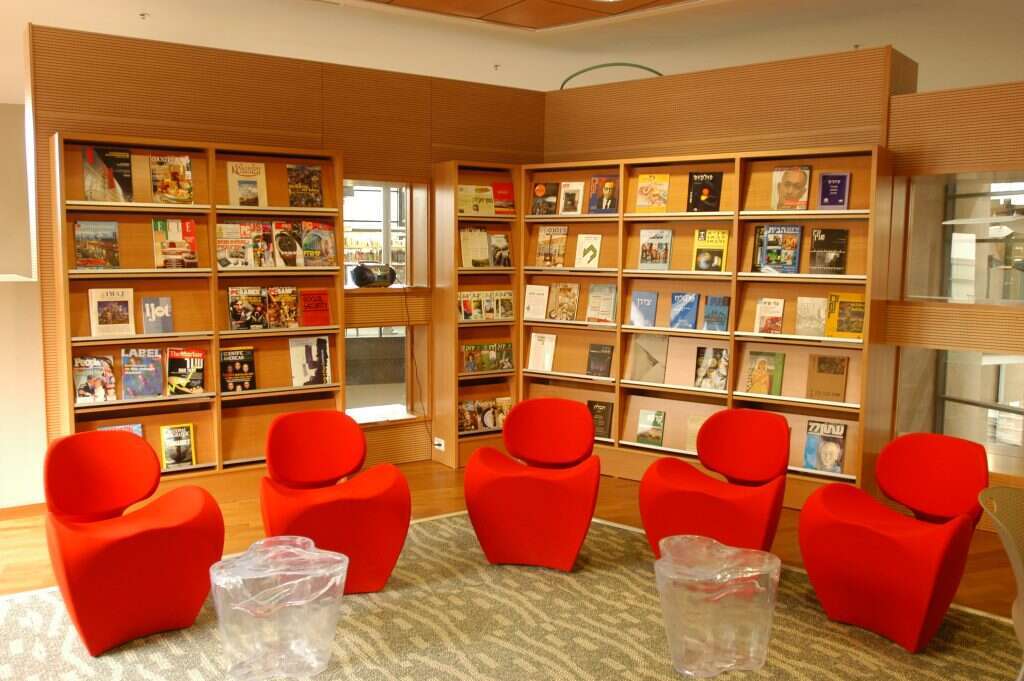 ספרית מדיטק חולון. | יחצ