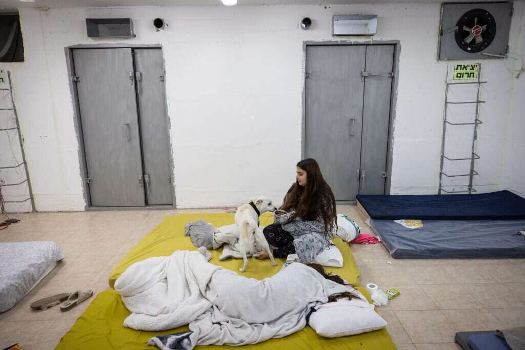 נערה במקלט ציבורי בעיר אשקלון. | יונתן זינדל פלאש 90