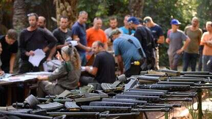 חלוקת נשק לכיתות כוננות בצפון. | אייל מרגולין, פלאש 90