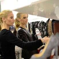 מוכרות בחנות בככר המדינה בתל אביב, תומר נומברג, פלאש 90