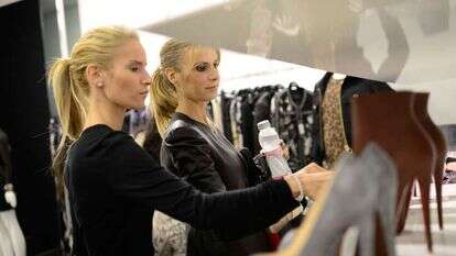 מוכרות בחנות בככר המדינה בתל אביב, תומר נומברג, פלאש 90