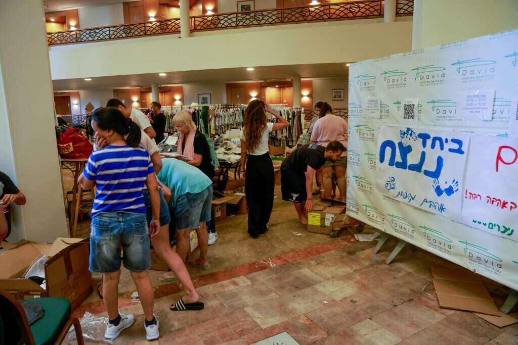 תושבי בארי בבית מלון בים המלח, לאחר שפונו מבתיהם בעקבות הטבח. | יוסי זמיר/פלאש90