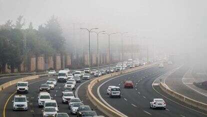 ערפל בכביש ראשי ליד נתניה. | פלאש90