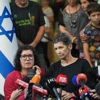 החטופה ששוחררה משבי חמאס בעזה יוכבד ליפשיץ בהצהרה לתקשורת עם חזרתה לארץ. | אריק מרמור - AFP